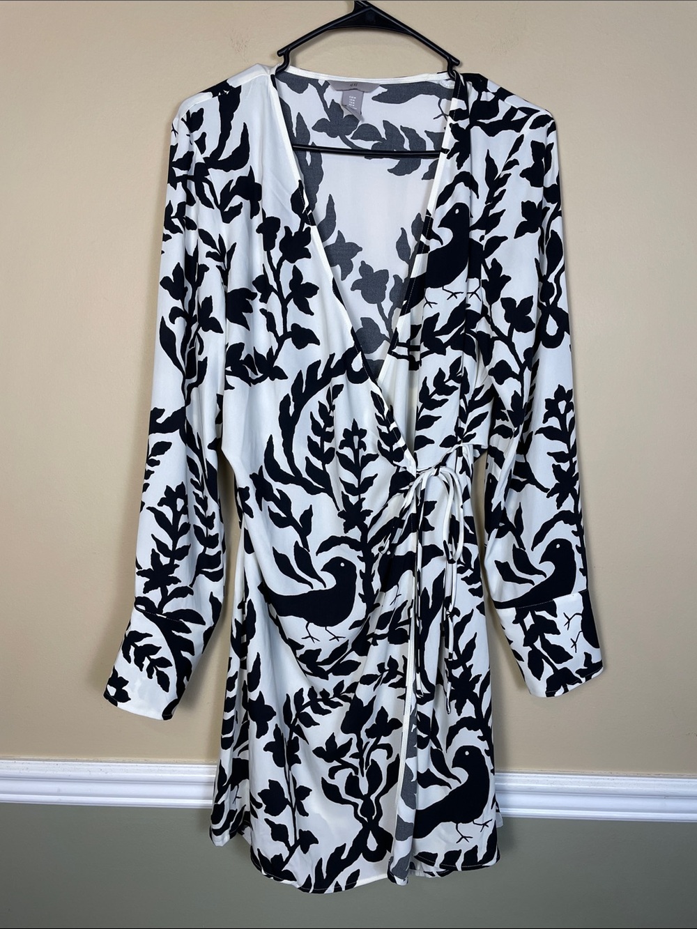 H&M Women’s Floral Leaf Bird Print Black White Long Sleeve Mini Wrap Dress